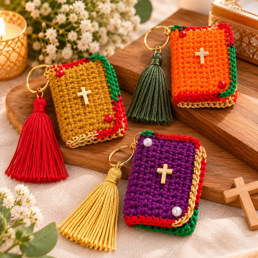 Chaveiro Mini Bíblia de Crochê com Tassel e Pérola – Lembrancinha Religiosa