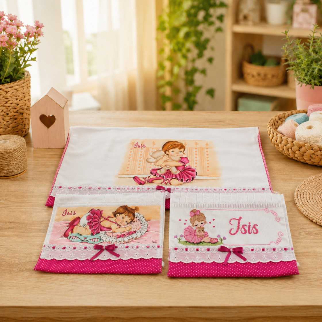 Kit fralda + 1 toalhinha com pintura e 1 toalhinha bordada