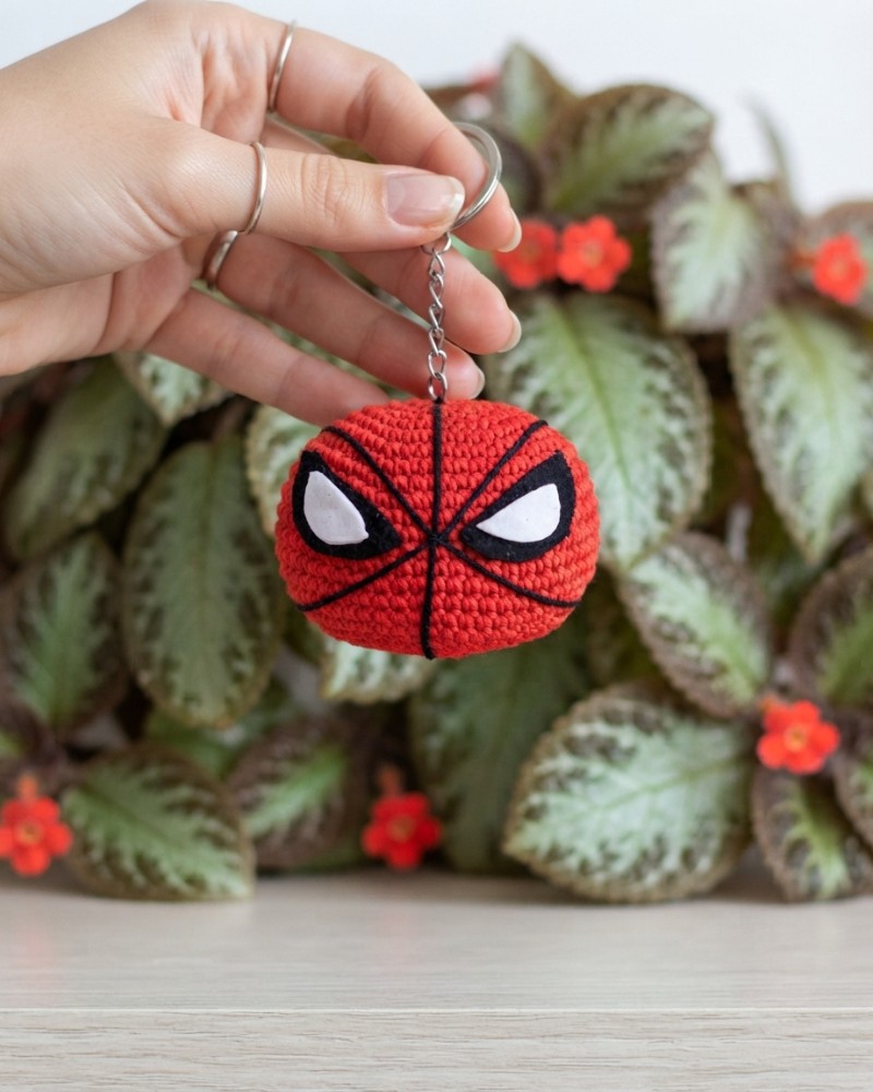 Chaveiro Homem-Aranha de Amigurumi em Crochê – Artesanal para Mochila