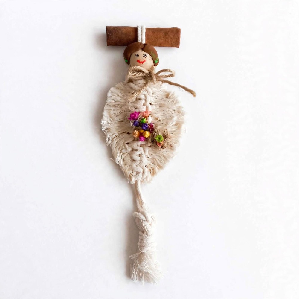DONA AFETO - Bonequinha Decorativa em Macramê