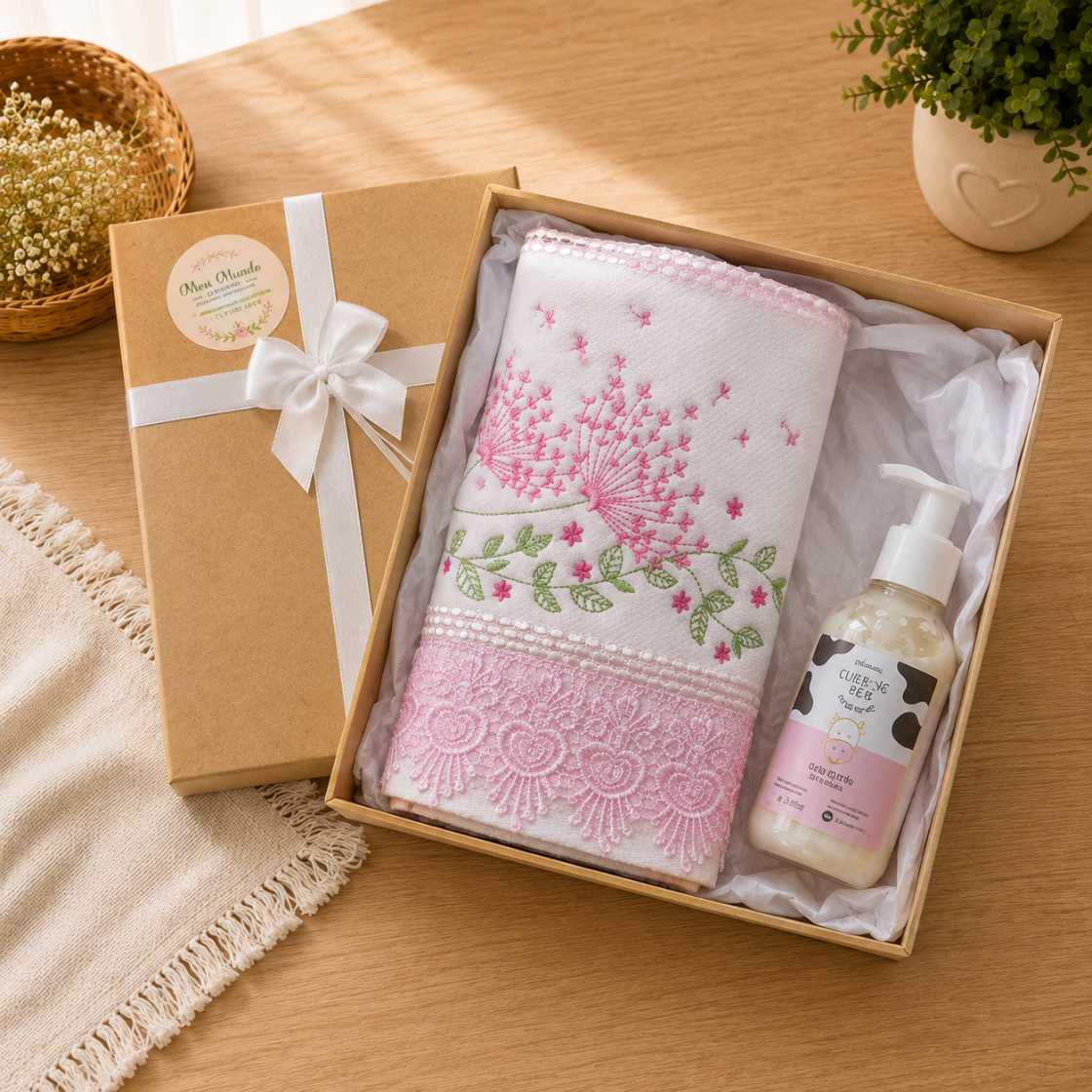 Kit Lembrança Com 1 Toalha de Lavabo + 1 Mini Creme + 1 Caixa em Mdf