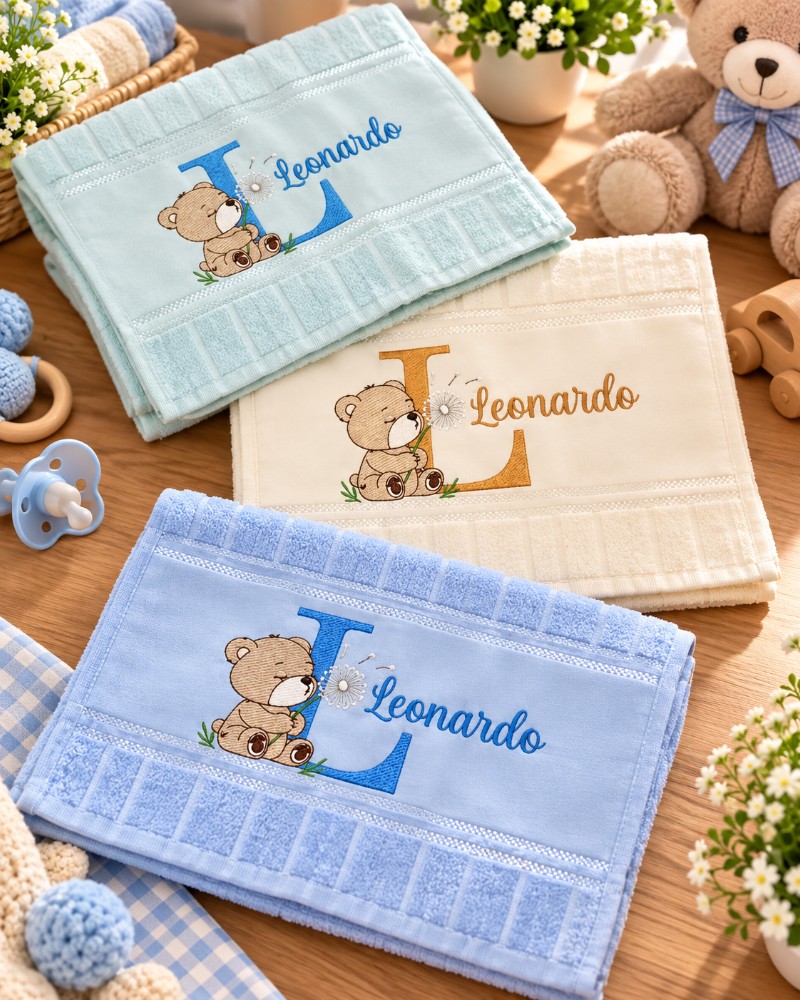 Toalhinha de Lavabo Personalizada com Nome, Inicial e Ursinho Bordado